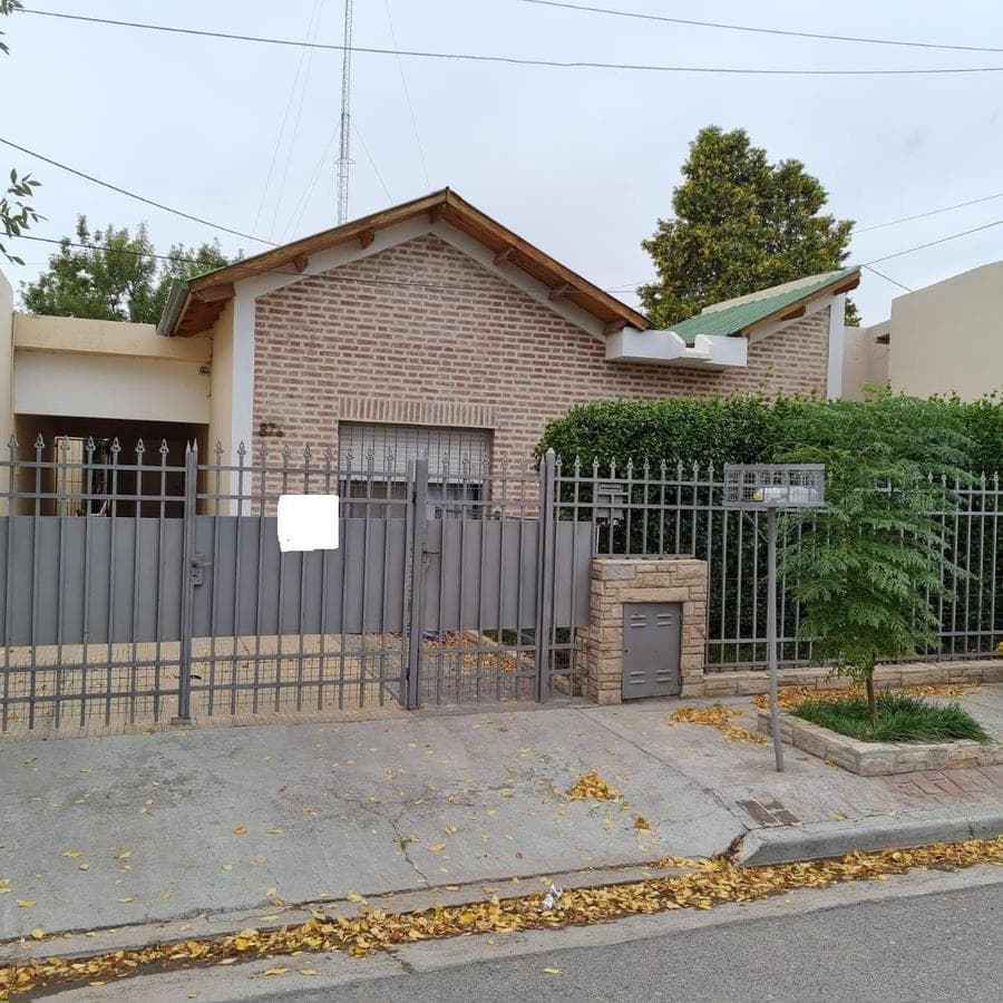 Casa en venta de 3 dormitorios c/ cochera en Villa Regina - 1