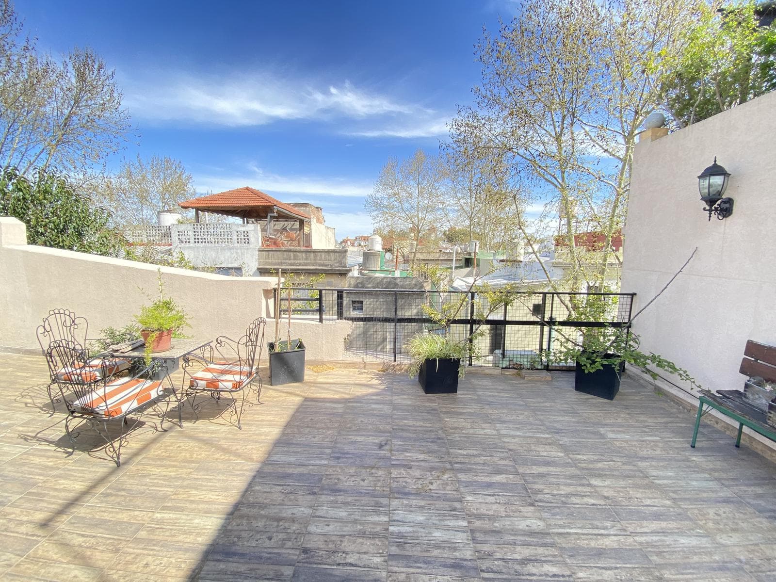 HERMOSA CASA EX MUNICIPAL DE 4 AMB CON 2 BAÑOS, GRAN TERRAZA, QUINCHO, PATIO Y SOTANO - 1