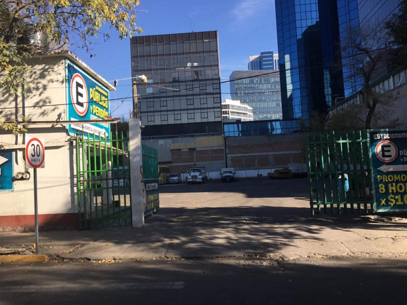 Venta de Terreno, cerca de Av. Insurgentes Sur, una de las avenidas más importantes de la ciudad de México - 1