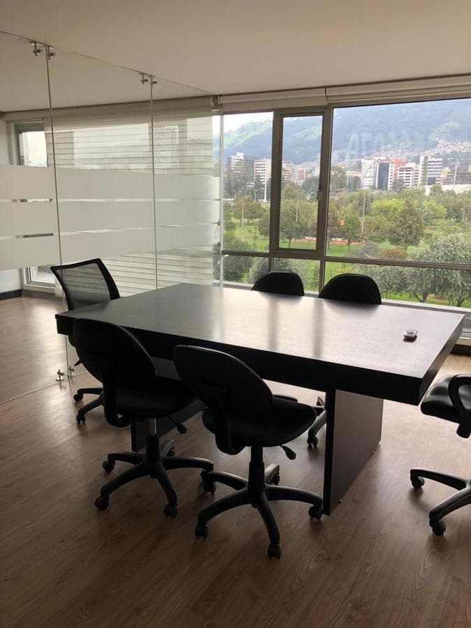 Rento oficina de 110 m2 con 3 parqueaderos ubicada en edificio corporativo - LA CAROLINA - 1