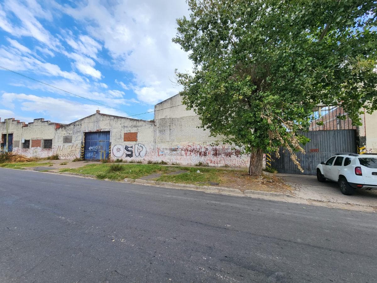 Fraccion 3217 m² c/Galpón 2300 m² a refaccionar o demoler en San Justo - 1