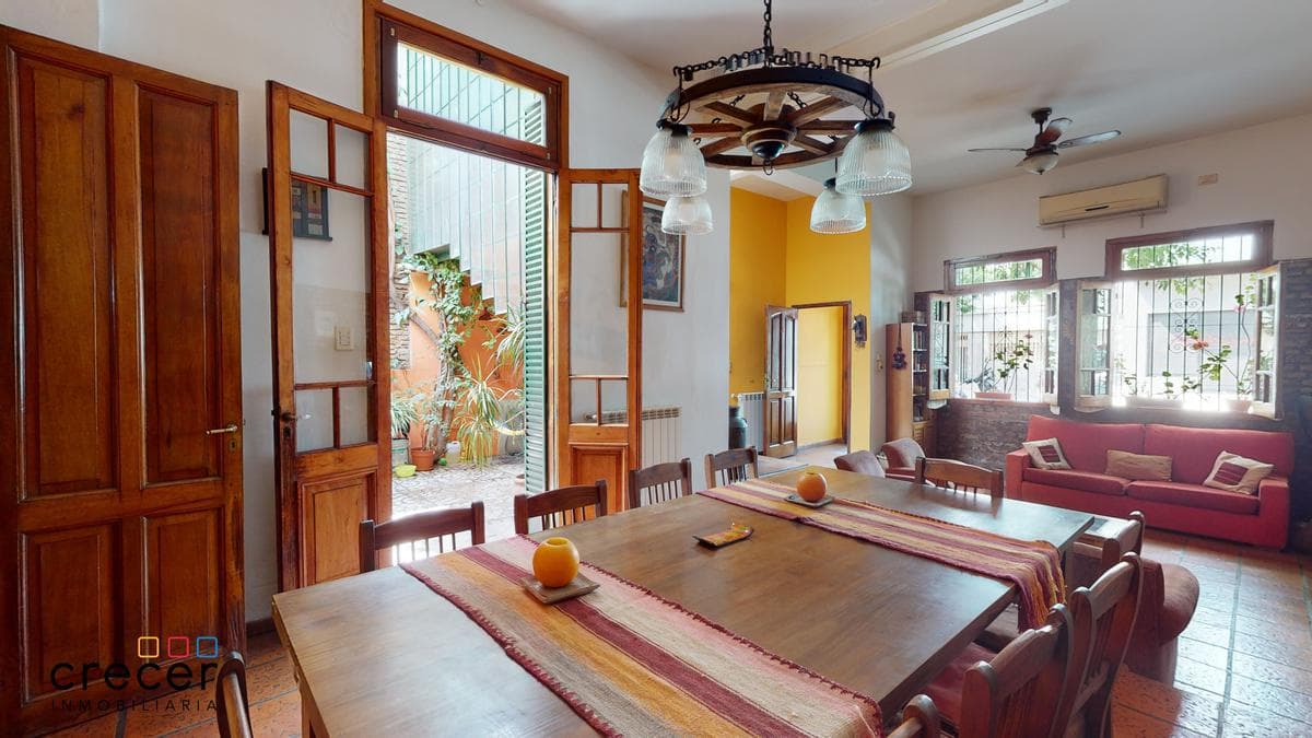 Excelente Casa de 5 ambientes con patio, garage y terraza con quincho - 1