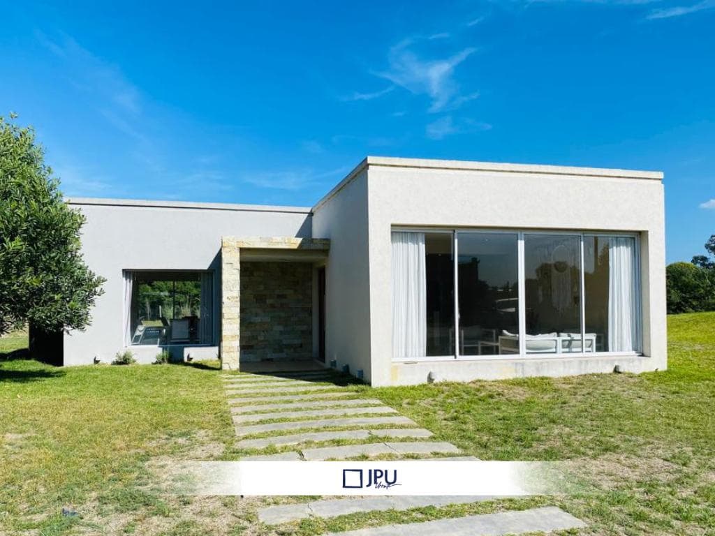 Casa en Venta Costa Esmeralda Golf, desarrollada en una planta. - 1