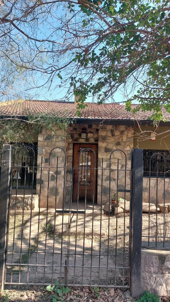Casa 1500m2 terreno pileta y quincho - Río Ceballos - 1
