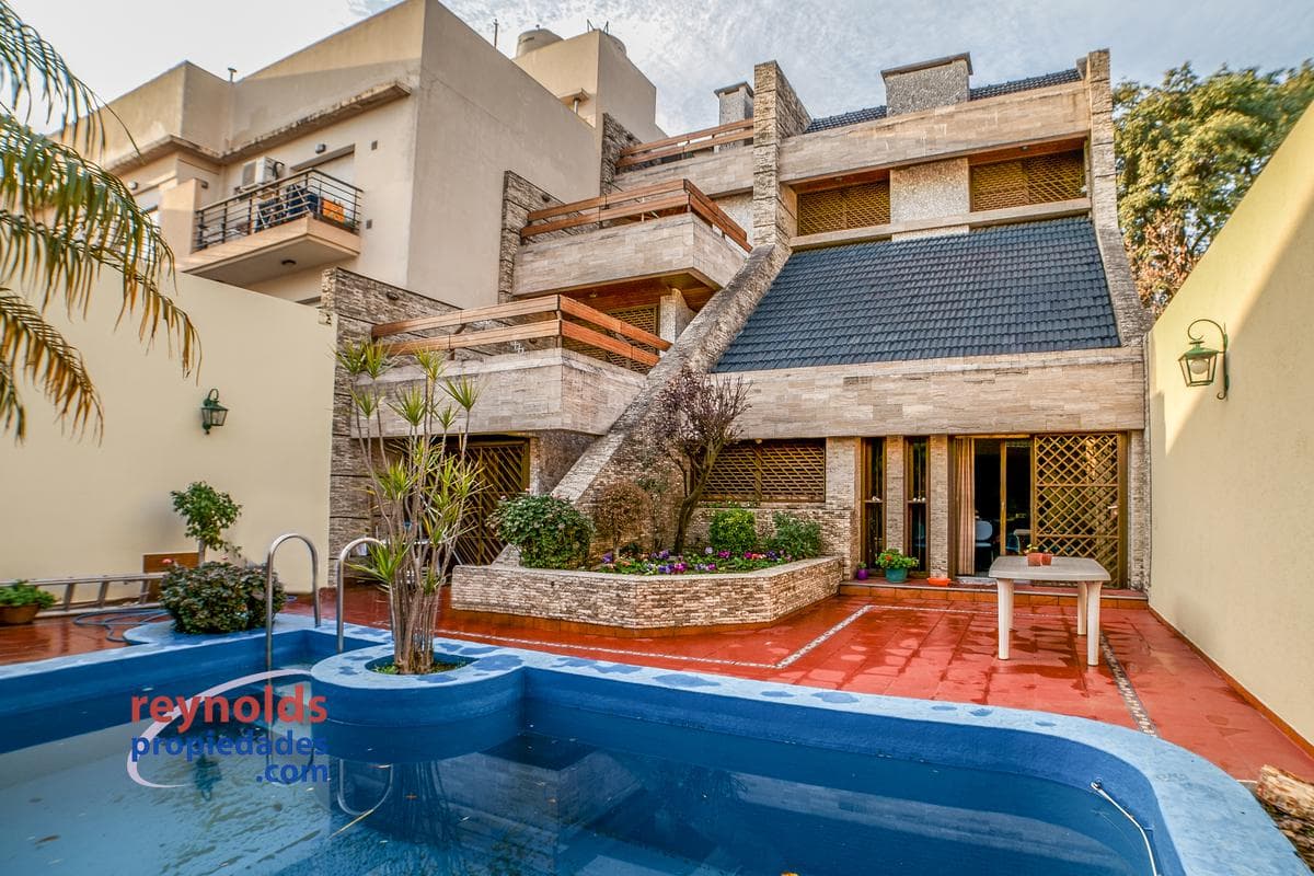 Casa con piscina, quincho y garage para 3 autos - Villa Luro - 1