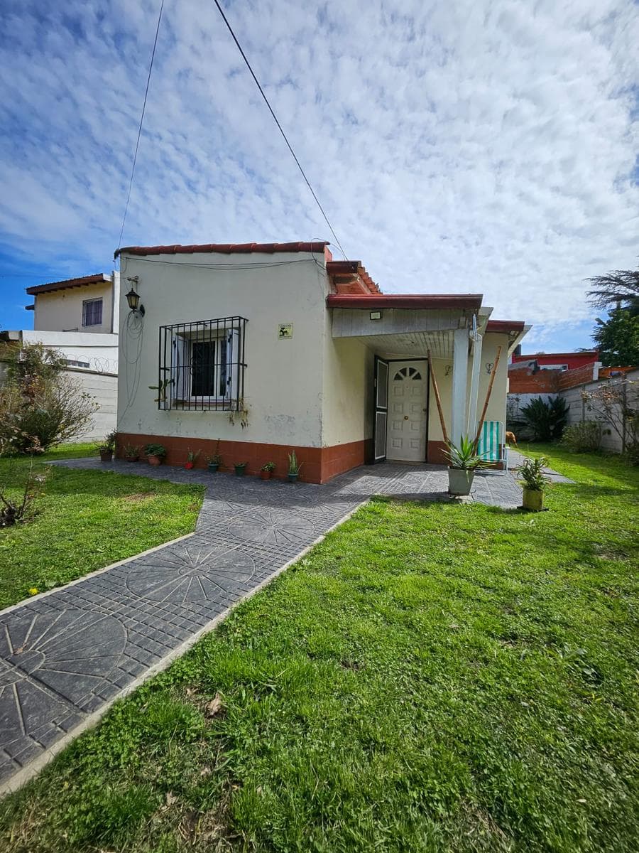 En Venta Hermosa Propiedad en Francisco Alvarez, Moreno con Parque y Entrada de Vehiculos - 1