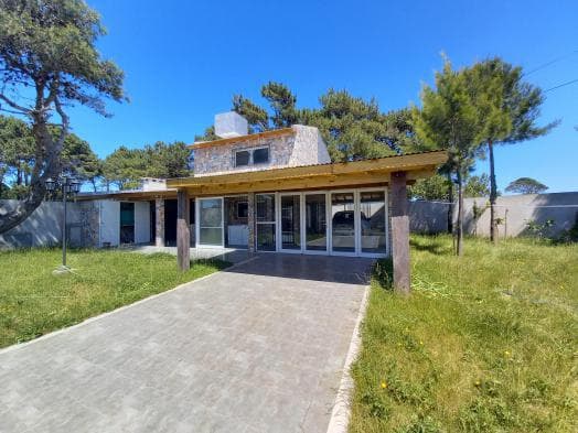 Casa en venta - 3 dormitorios 2 baños 3 cocheras - 180mts2 - Nueva Atlantis - 1
