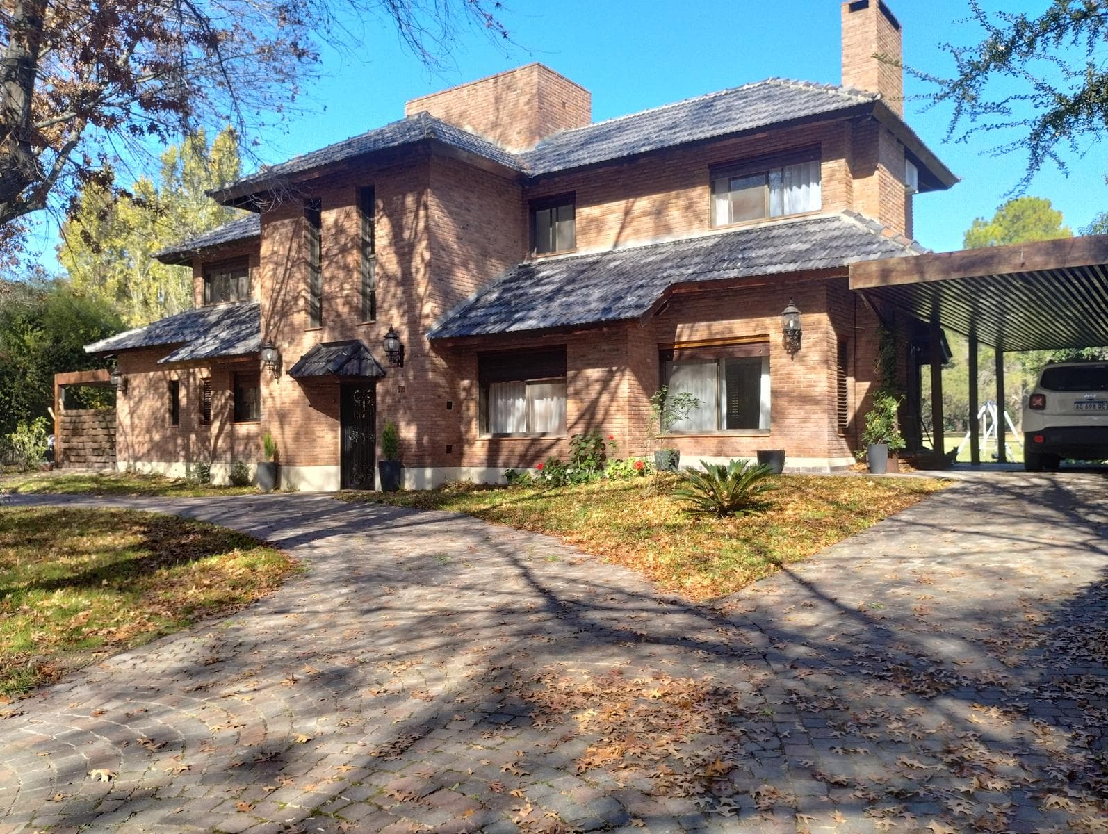 C.C. Los Cardales impecable casa al golf, 3 dorm. Pileta - 1
