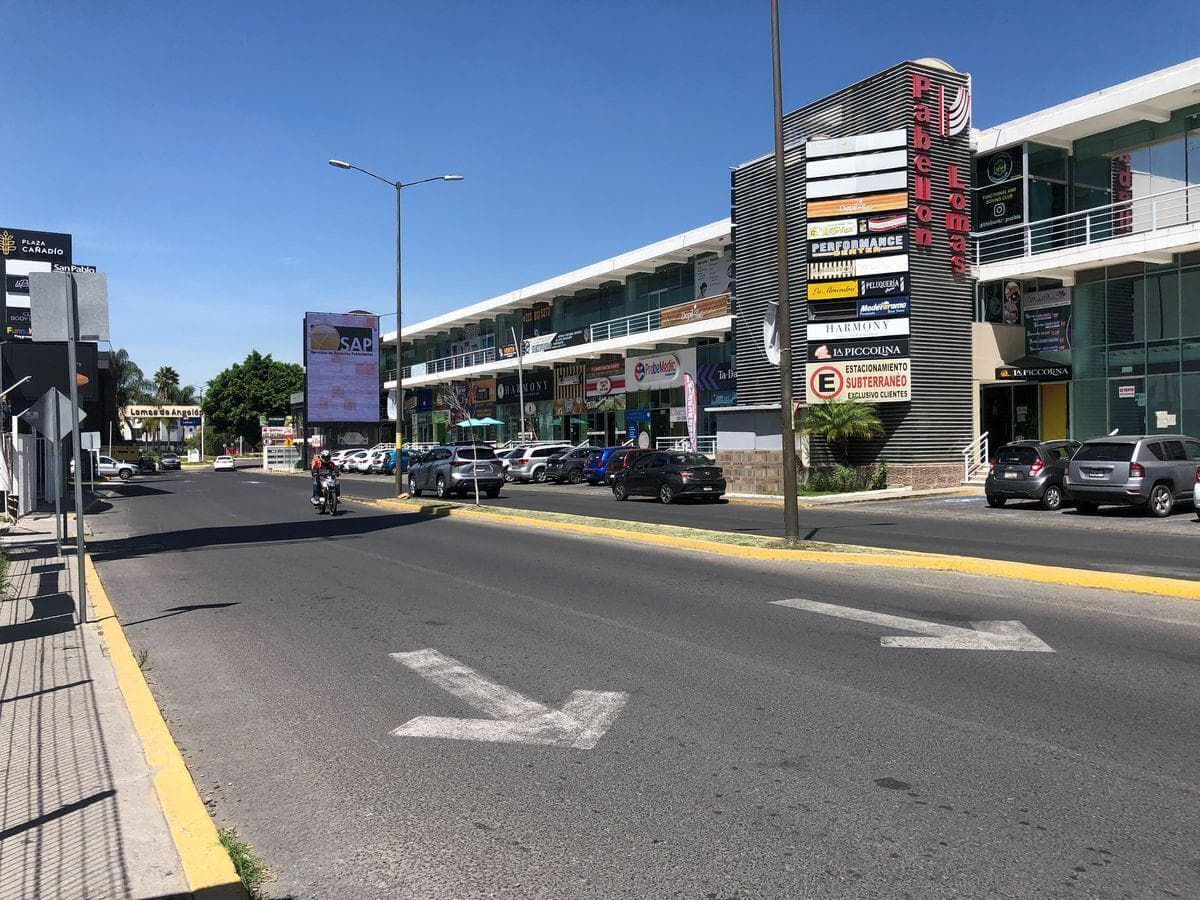 Locales en renta en Pabellón Lomas - 1