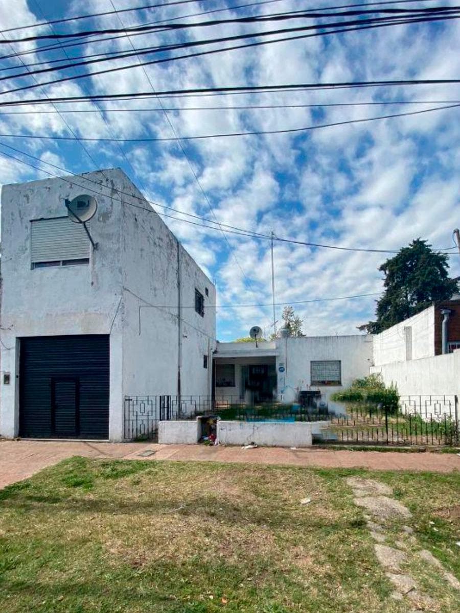 Casa en venta - 4 Dormitorios 2 Baños - Cochera - 300Mts2 - San Miguel del Monte - 1