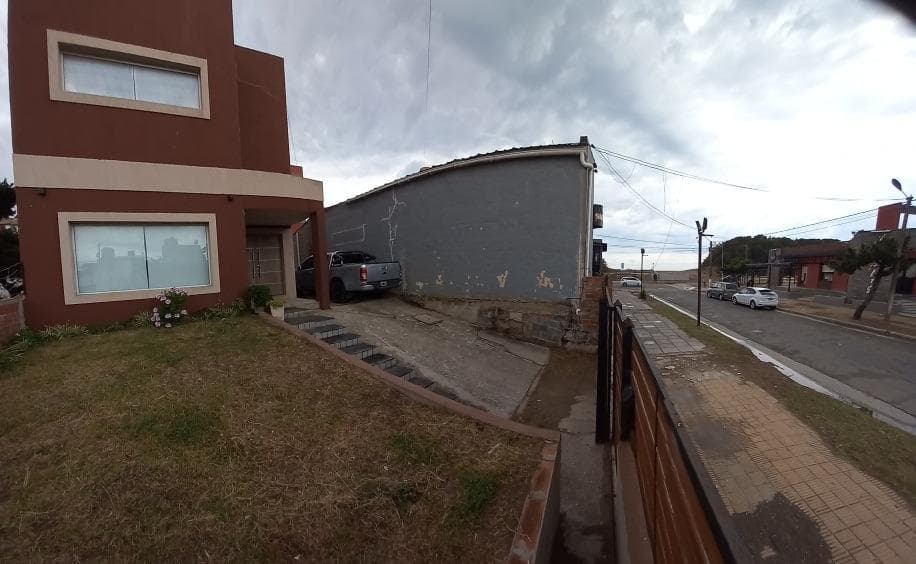 Casa en venta - 5 dormitorios 4 baños - cochera y depto - 400 mts2 - San Clemente Del Tuyú - 1