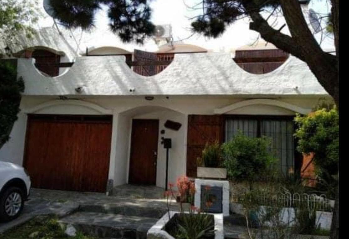 Casa en venta - 3 dormitorios, 2 baños, cochera - 180mts2 - Costa Azul - 1
