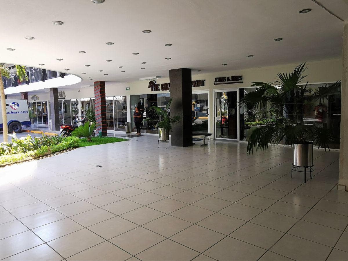 Local comercial en RENTA (Planta baja) en Plaza Jardines, frente a la UNACH - 1