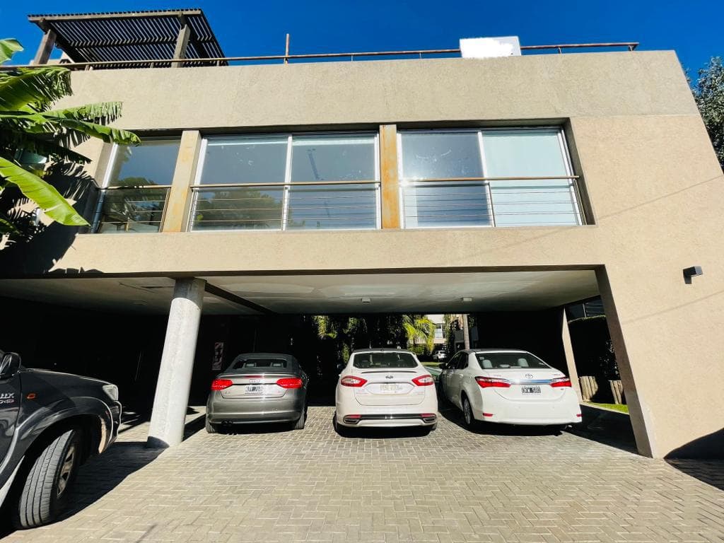Oficina con 3 cocheras y terraza con parrilla en San Isidro a metros de sanatorio La Trinidad (calle Thames) - 1