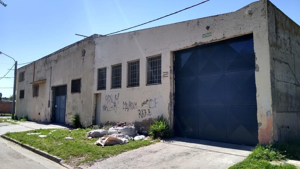 Edificio Comercial en venta - 3 Galpones 1 Casa - 900 mts2 - Bahia Blanca - 1