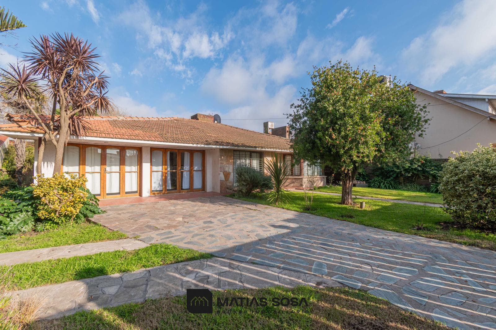 Venta - Chalet 5 Ambientes - Quincho - Gran Parque - Garage doble - Santa Clara - 1