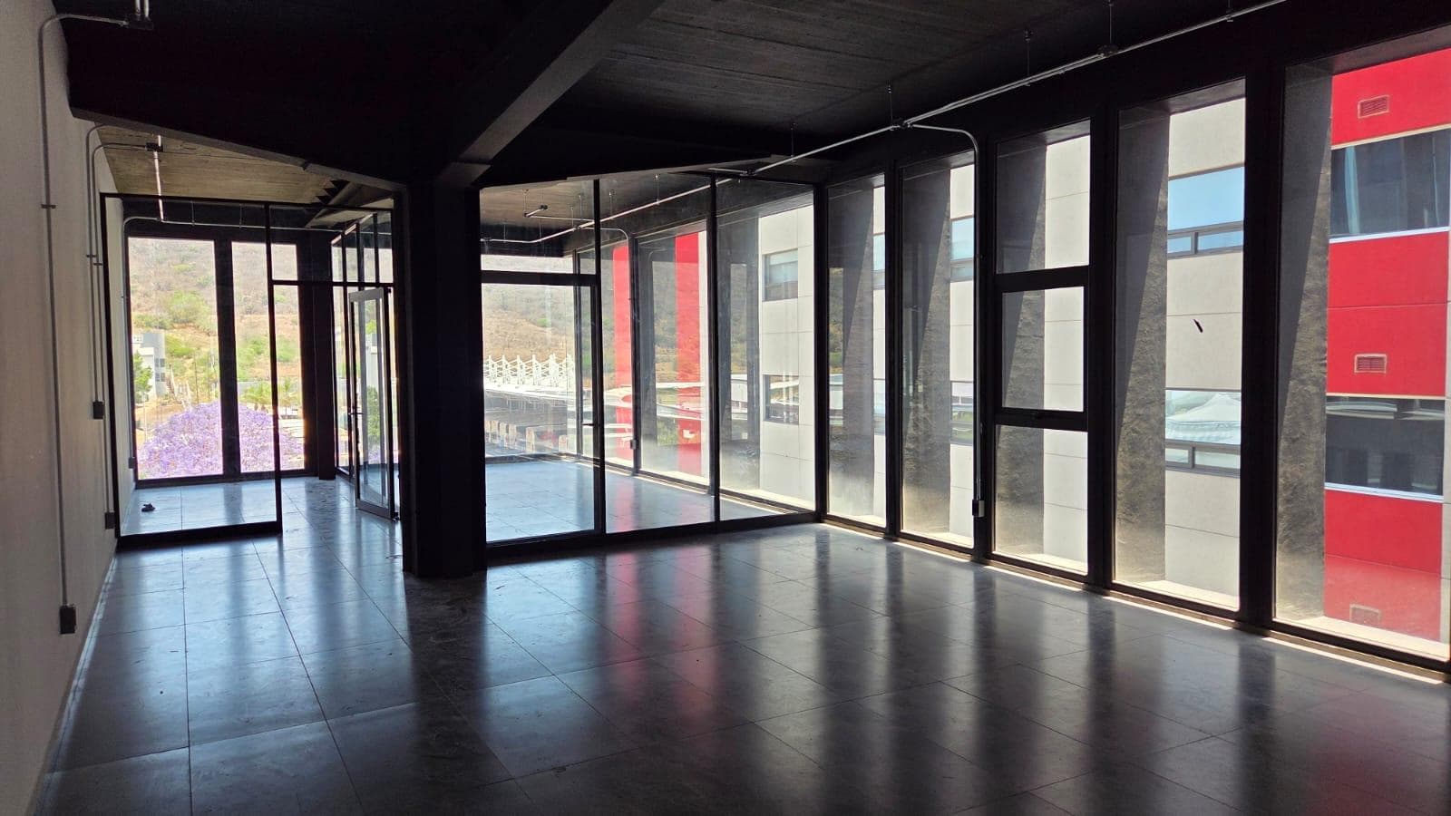 RENTA Oficina de 95m2 en Corp. é Centro Sur Qro. totalmente acondicionada - 1