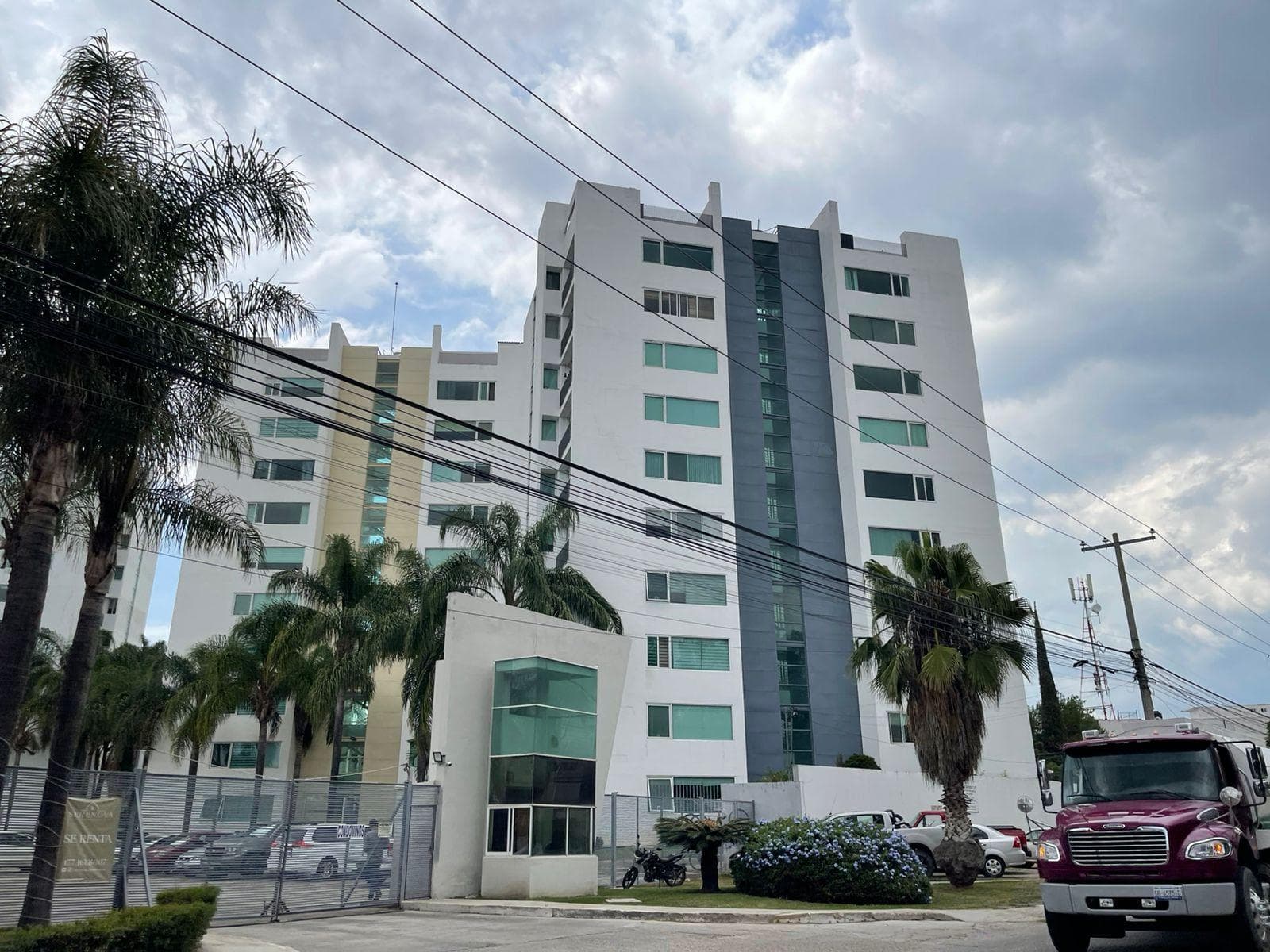 Departamento amplio en renta en Torre Metrópoli, frente a Parque Carcamos - 1
