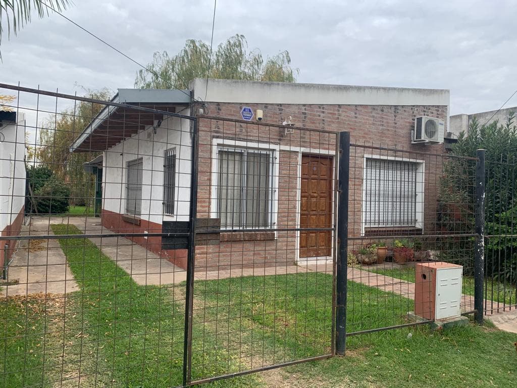 Casa - Carcaraña amplio terreno en planta baja - 1