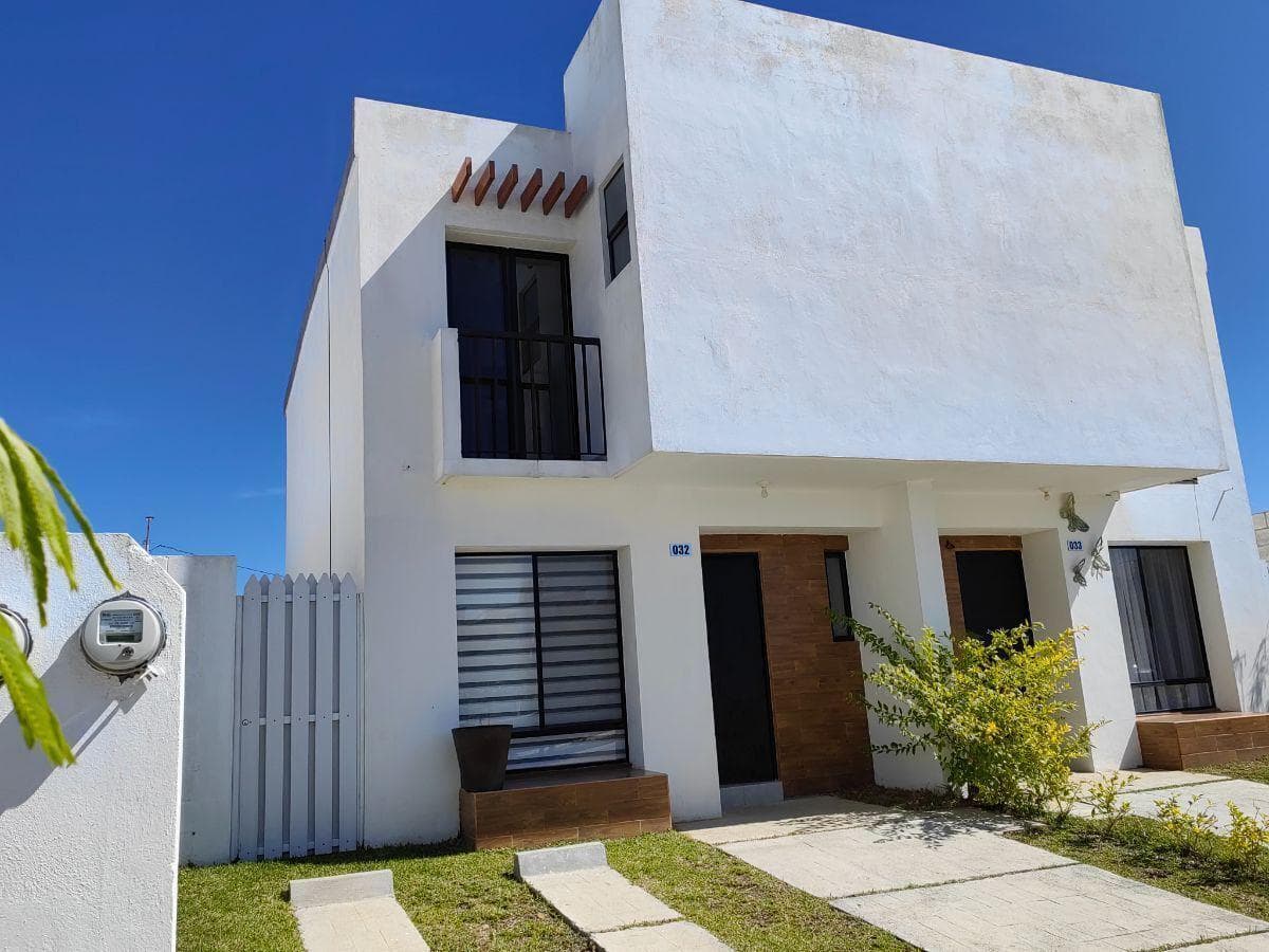 Casa en Venta dentro de cerrada con alberca en el Fracc. Bosques de Sayab - 1