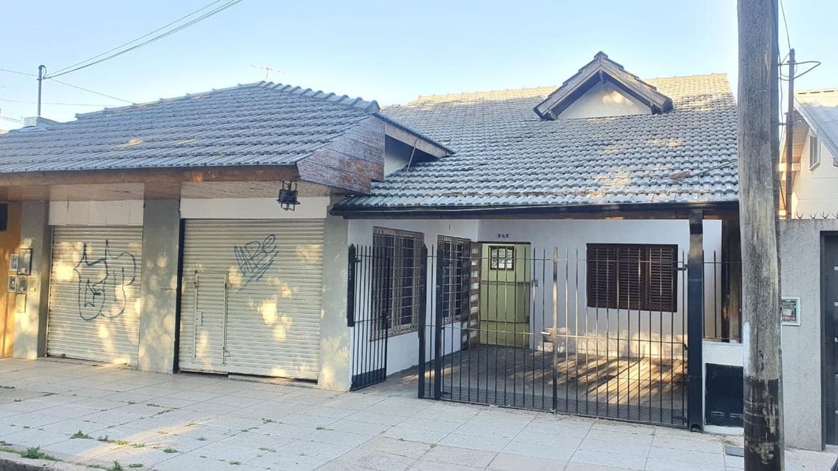 VENTA / CASA / 4 AMBIENTES / LOCAL COMERCIAL / COCHERAS / MORON - 1