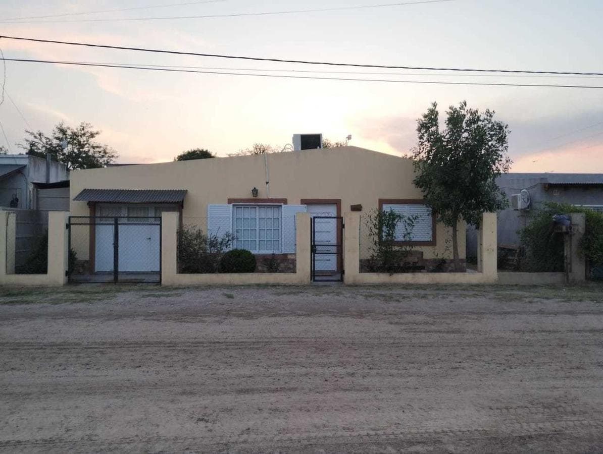 Casa en venta - 2 Dormitorios 1 Baño 1 Cochera - 300Mts2 - Navarro - 1