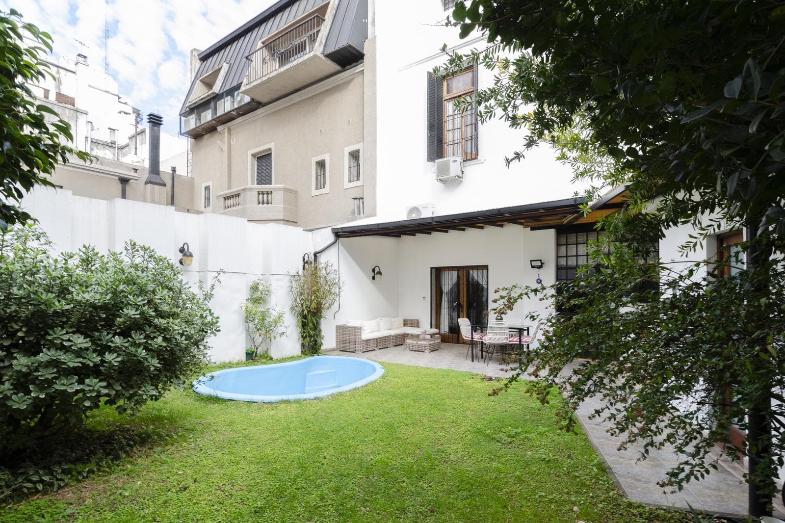 Impecable casa en venta con cochera parrilla jardin y pileta - Caballito - 1