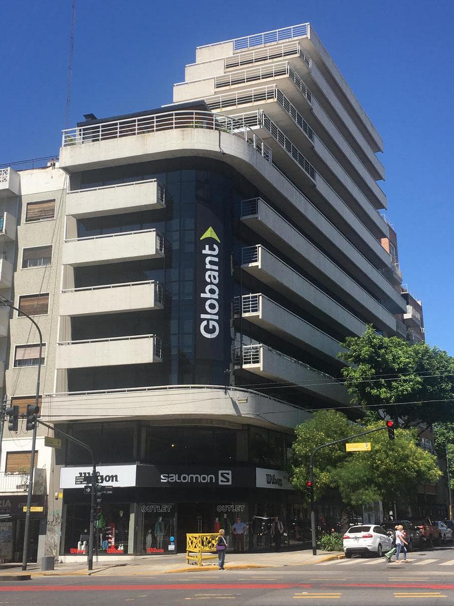 Excepcional Local sobre Av. Cabildo en esquina con Doble Altura . - 1