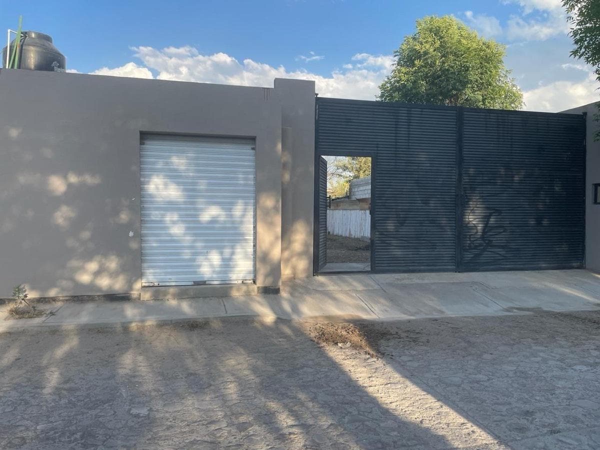 Venta de bodega con local y oficina en Cólon ! - 1