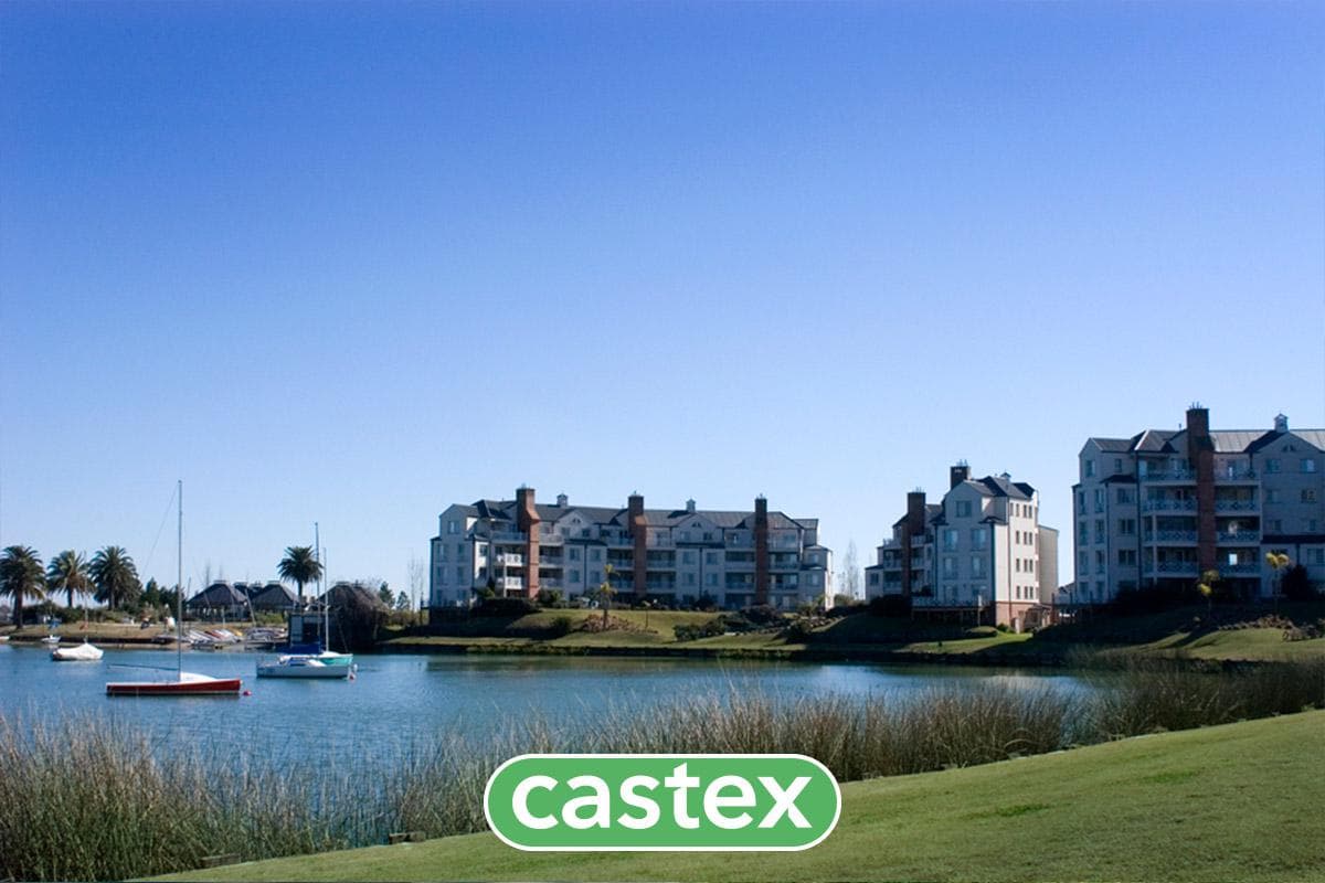 Lote al lago central de Los Puentes, Nordelta en venta con financiación - 1