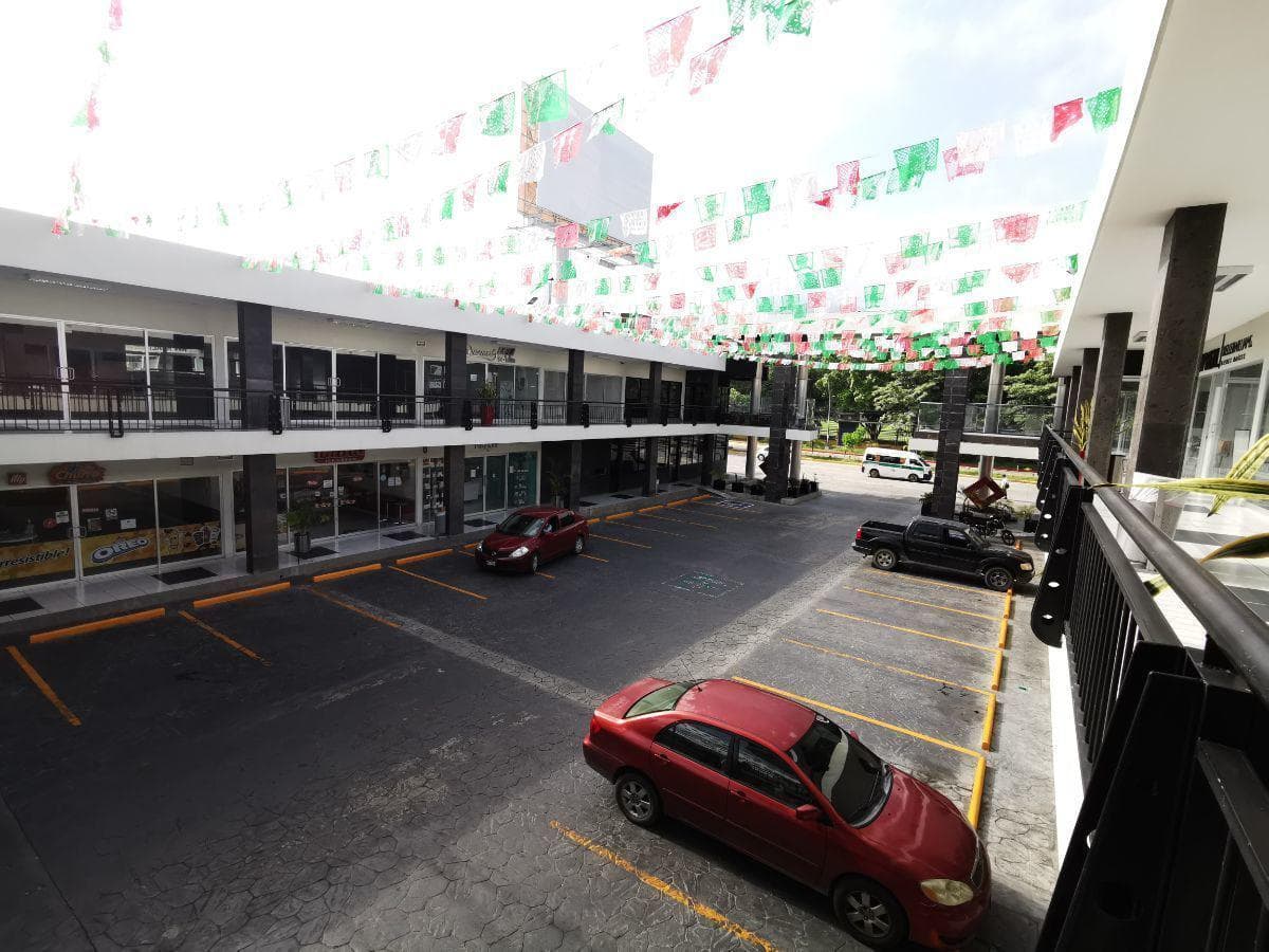 Local comercial en renta en Plaza Jardines, sobre el Blvd Belisario Dominguez - 1