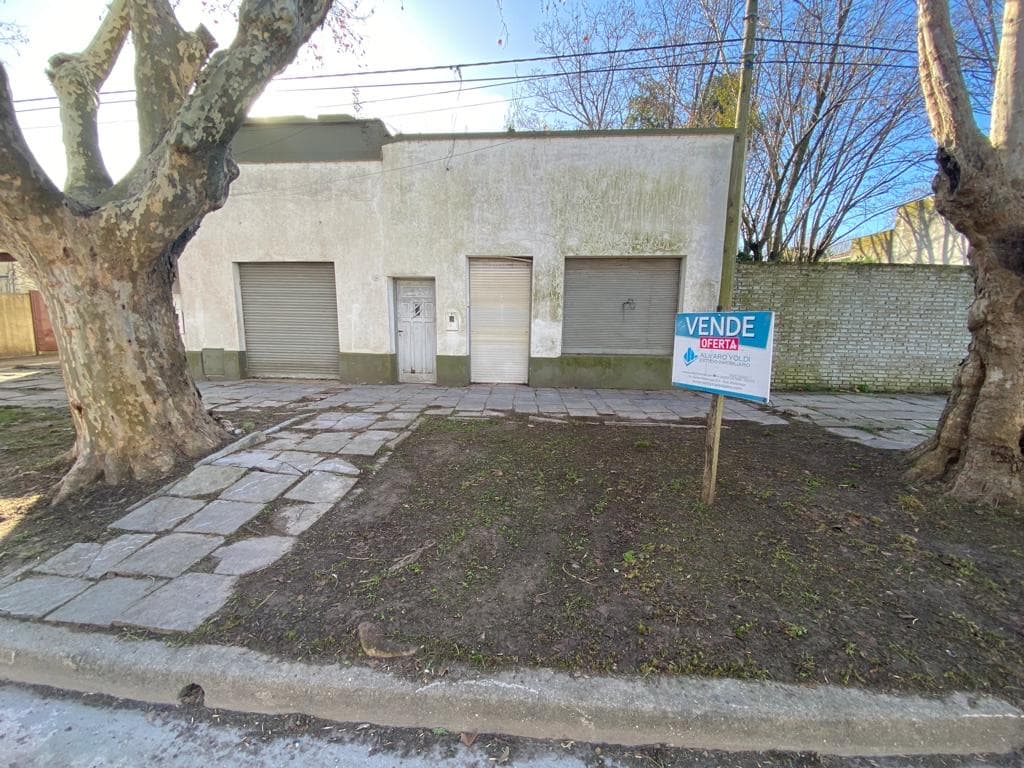 Casa con 2 locales comerciales en General Madariaga - 1