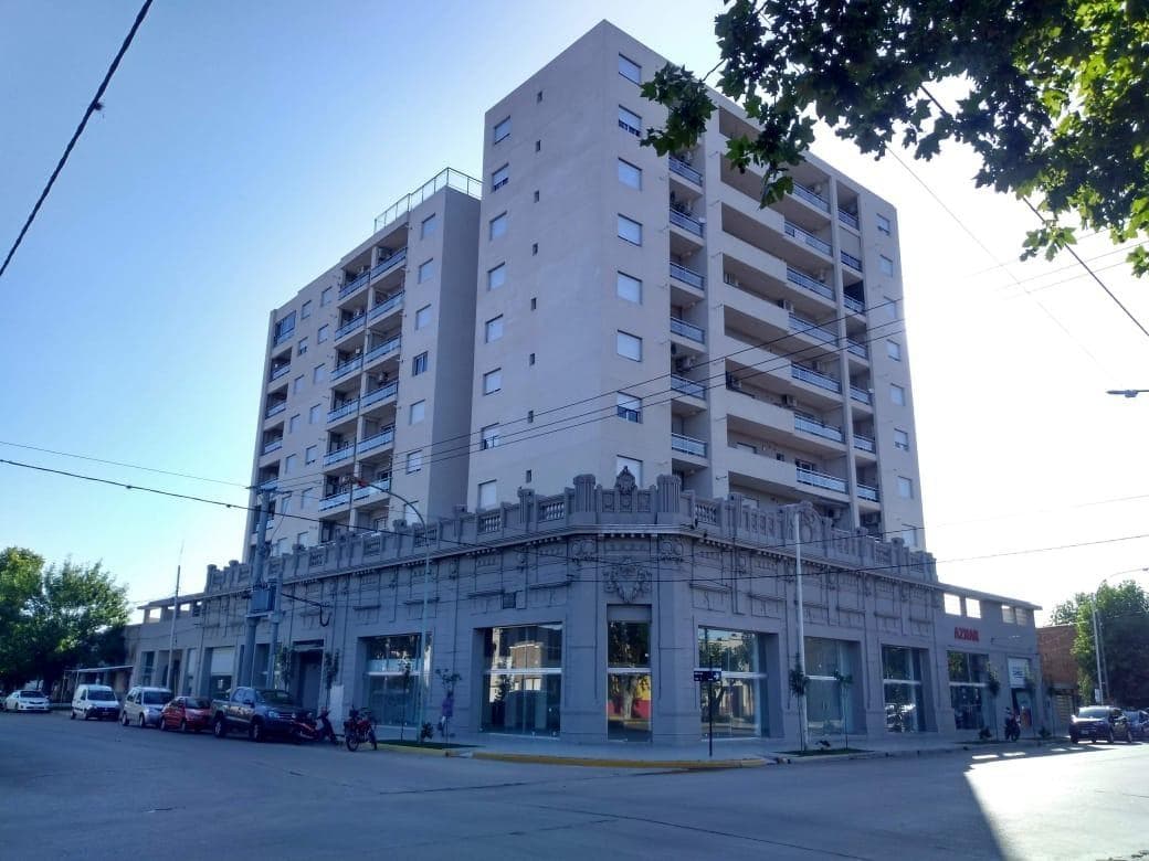 Local en venta - salon principal y baño - 100 mts2 - Bragado - 1