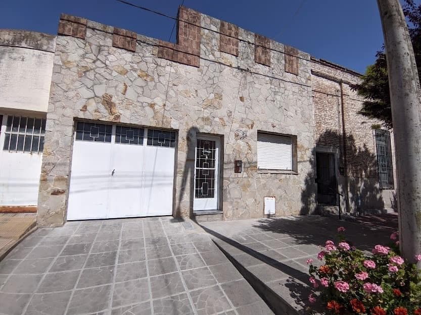 Casa en venta - 2 Dormitorios 1 Baño - Cochera - 360Mts2 - San Carlos de Bolívar - 1