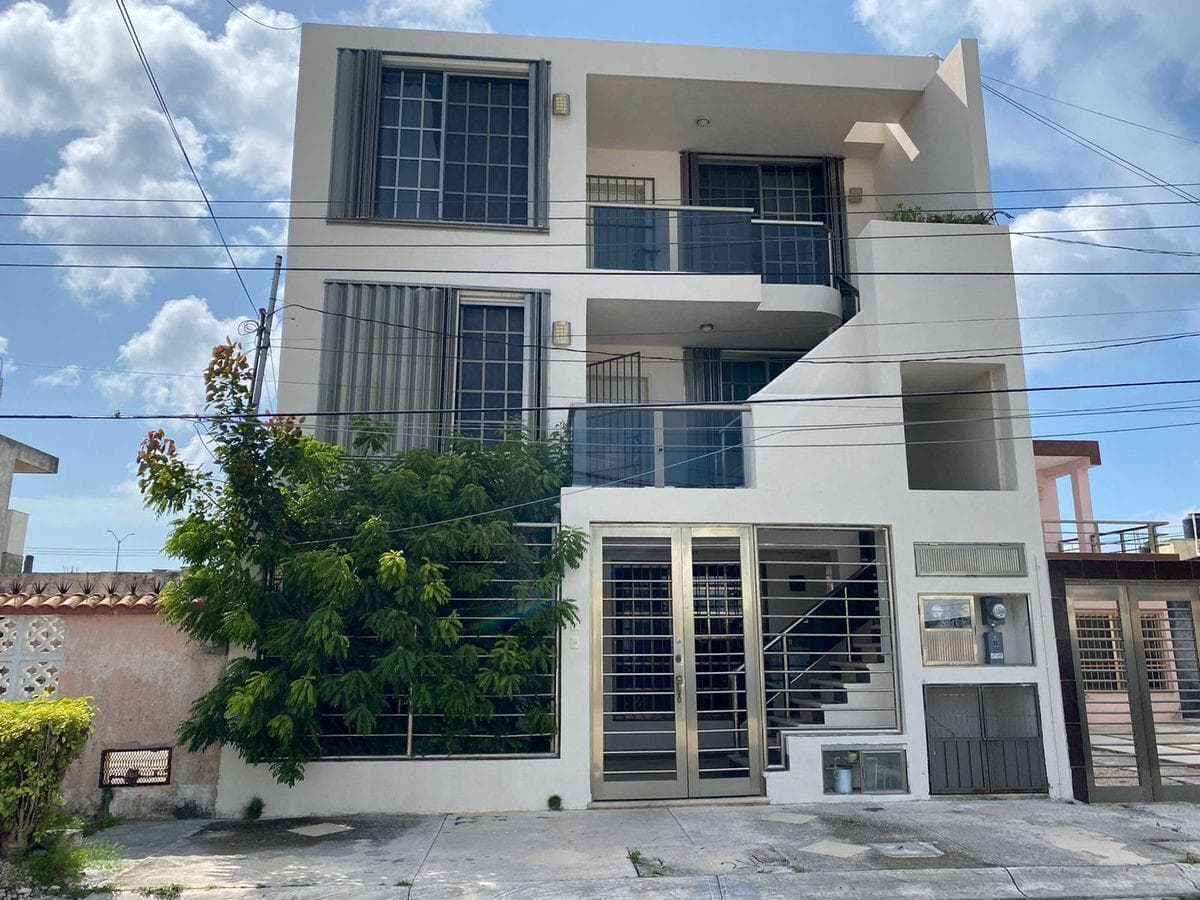 Edificio con 3 departamentos en venta en Cozumel, 65 Avenida. - 1