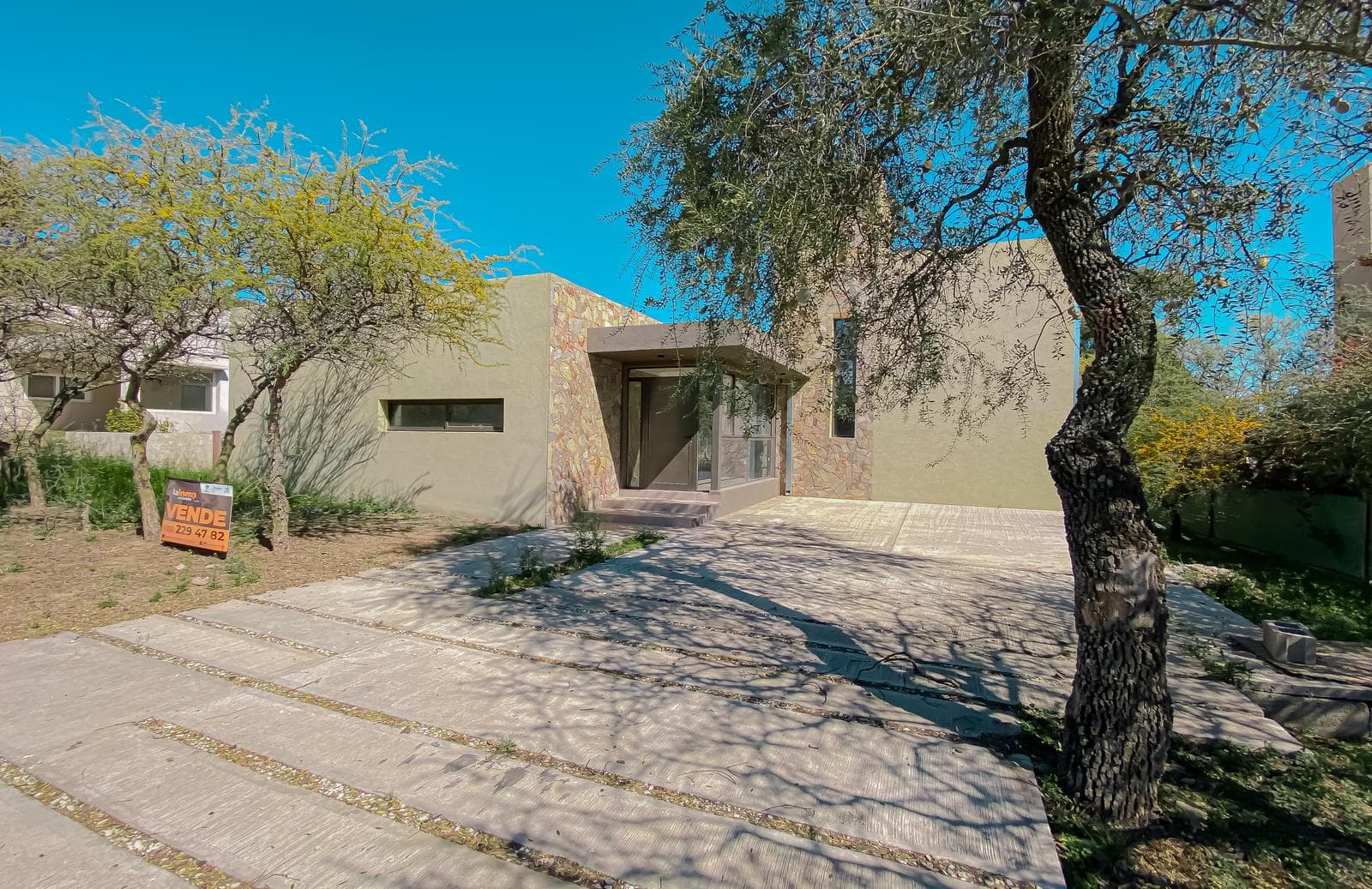 Casa de 3 dorm. Amplio living/comedor en Country "Valle del Golf" - 1