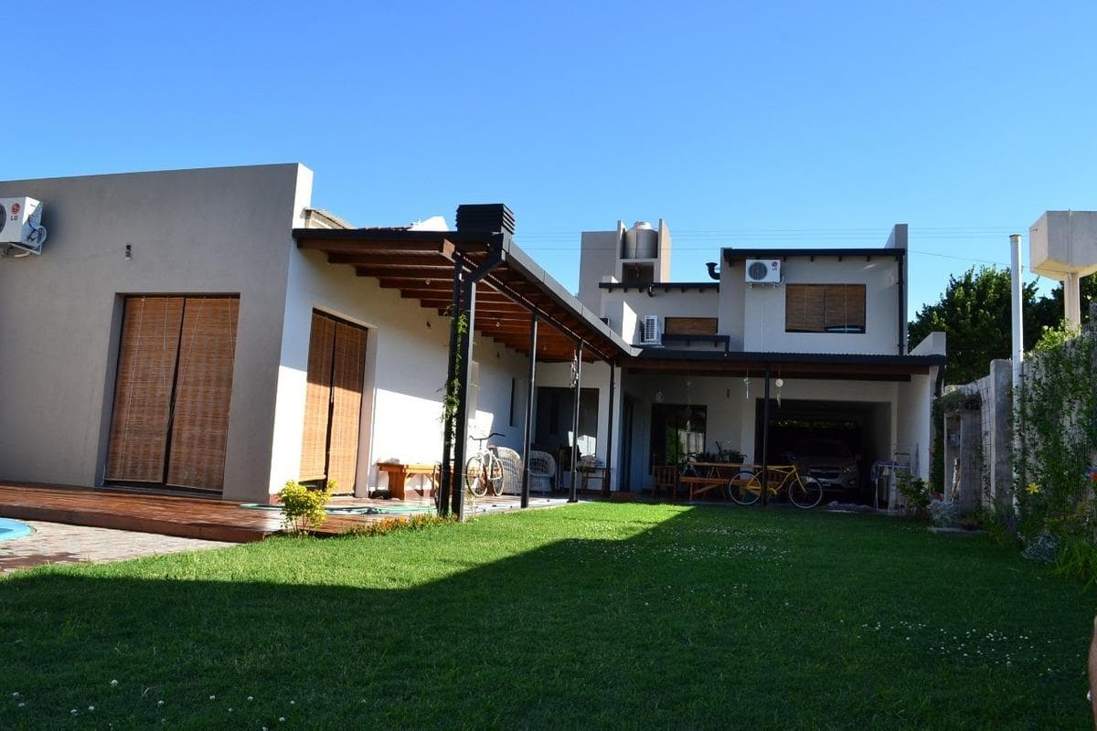 Casa en venta - 4 dormitorios 4 baños - 520 mts2 - General Alvear - 1