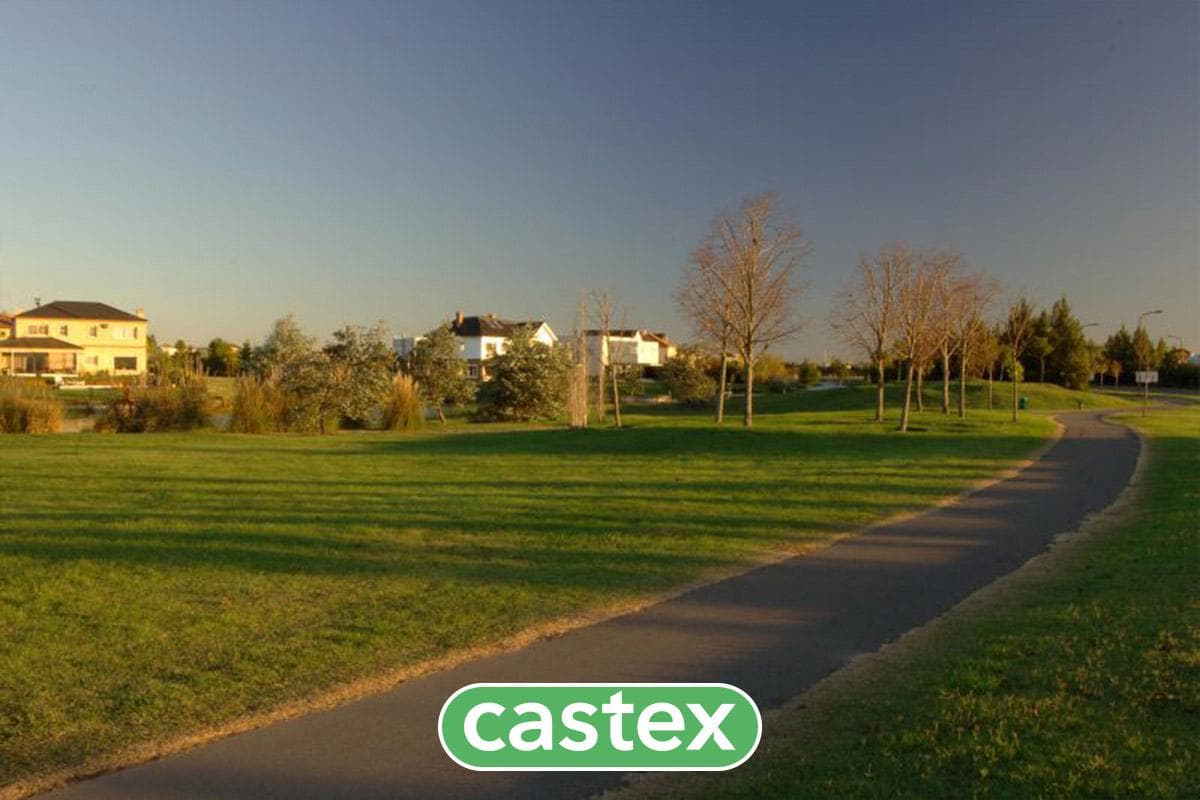 Lote al lago central de Los Puentes, Nordelta en venta con financiación - 1
