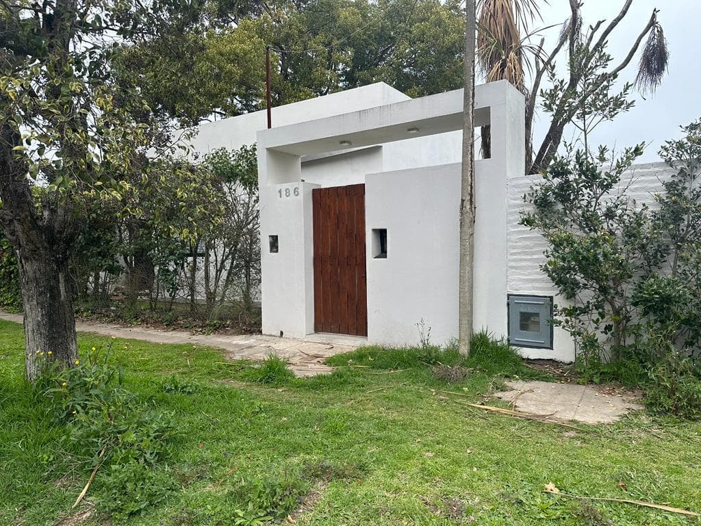 Casa en 3 dormitorios con quincho , jardin y pileta - 1