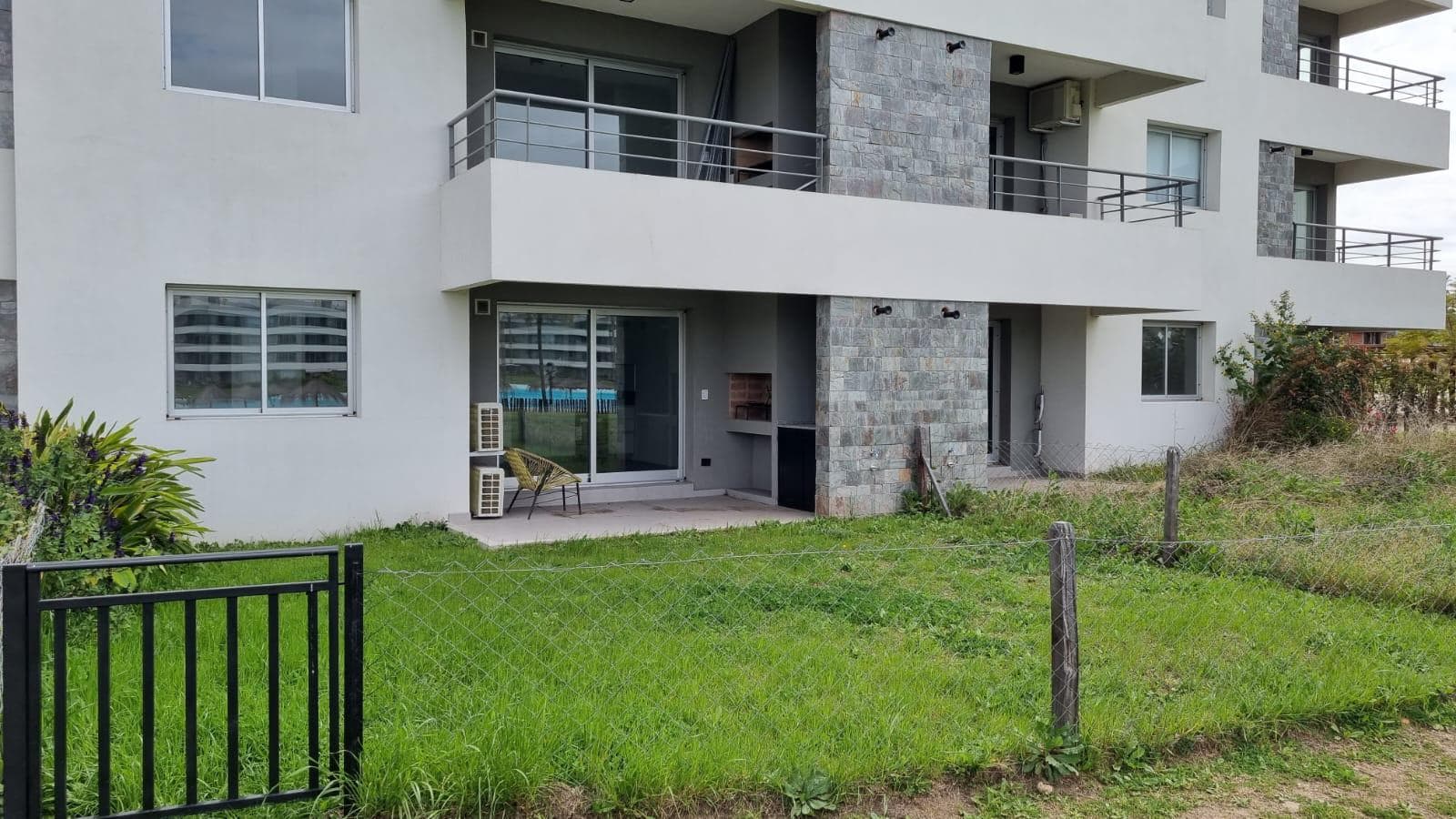 Departamento dos ambientes con jardin y cochera fija descubierta - 1