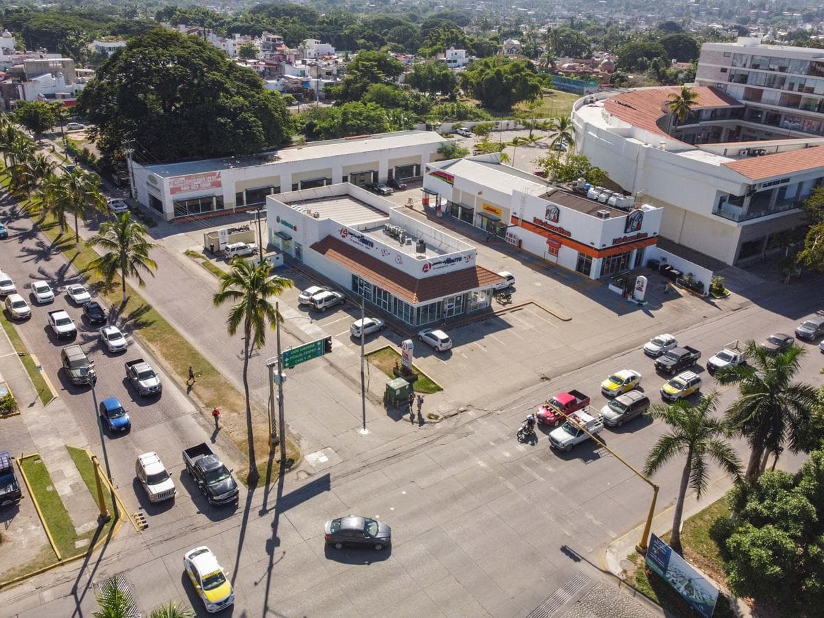 Local en Puerto Vallarta con estacionamiento - 1