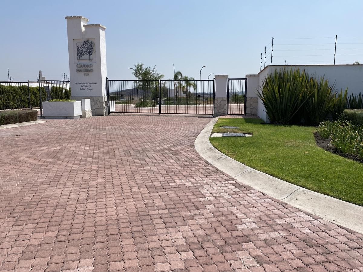 Terreno en venta en privada Ciudad Maderas Sur I Querétaro - 1