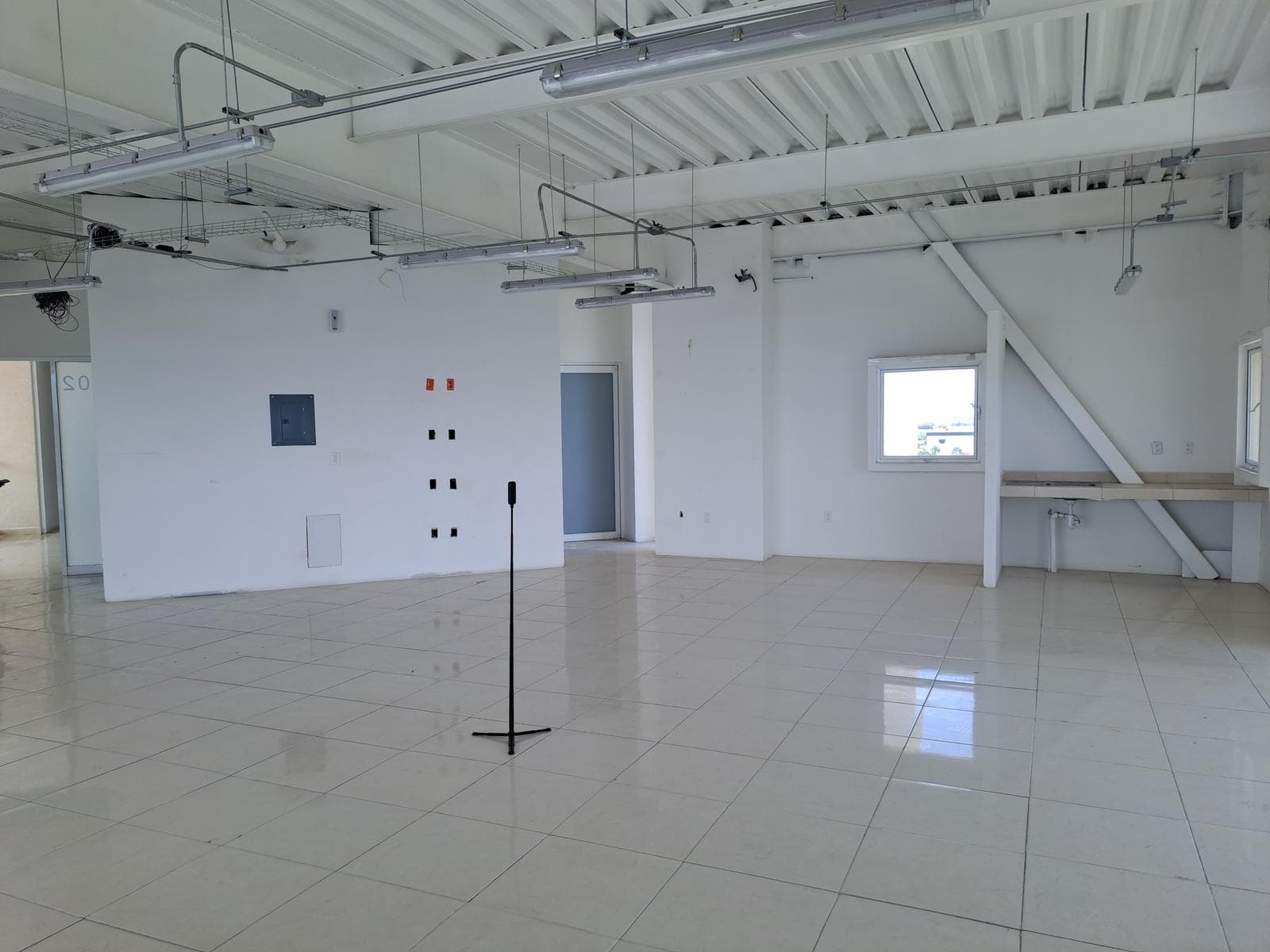 Oficina en Renta en edificio en Jurica con seguridad - 1