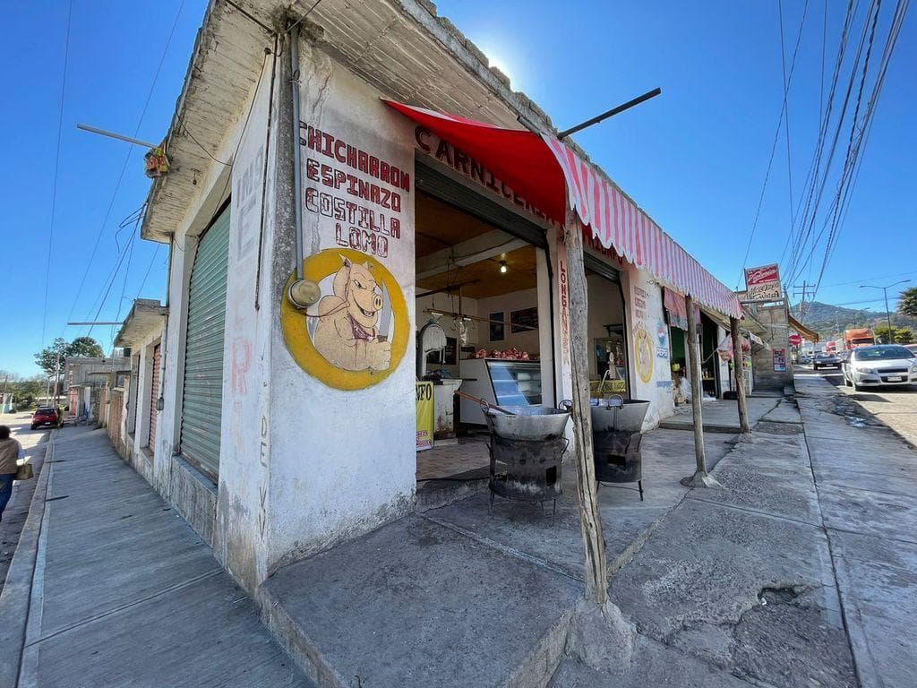 TERRENO EN VENTA CON LOCALES SOBRE AVE. LAZARO CARDENAS, VILLA VICTORIA - 1
