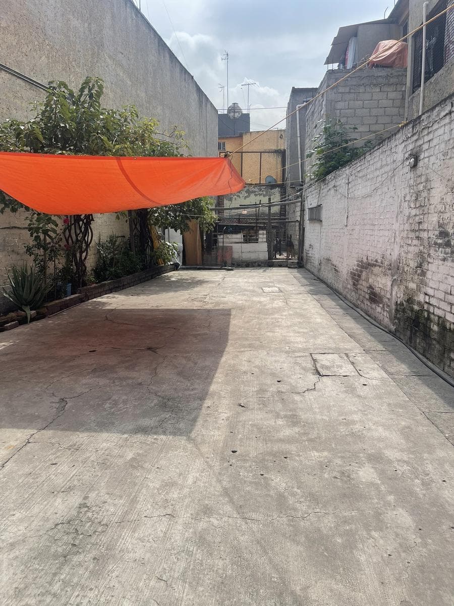 Terreno en venta en Venustiano Carranza, cerca de Jamaica - 1