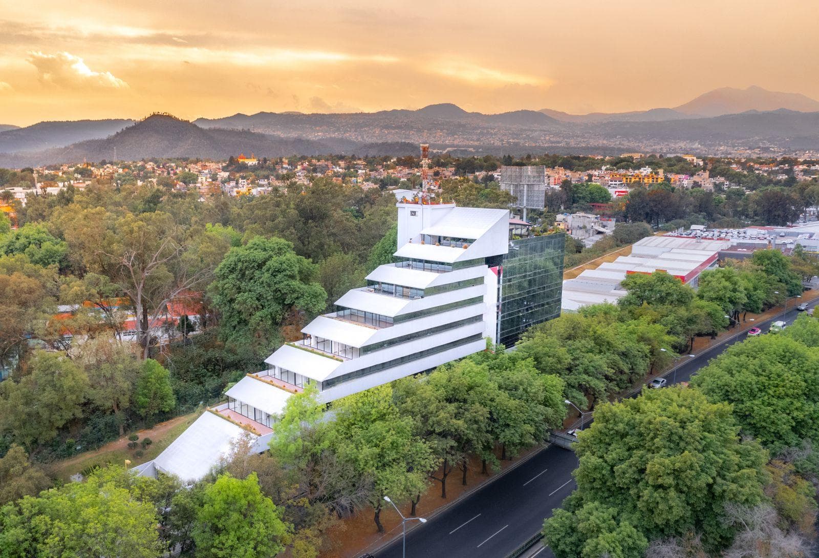 Edificio Comercial en renta, Santa María Tepepan - 1