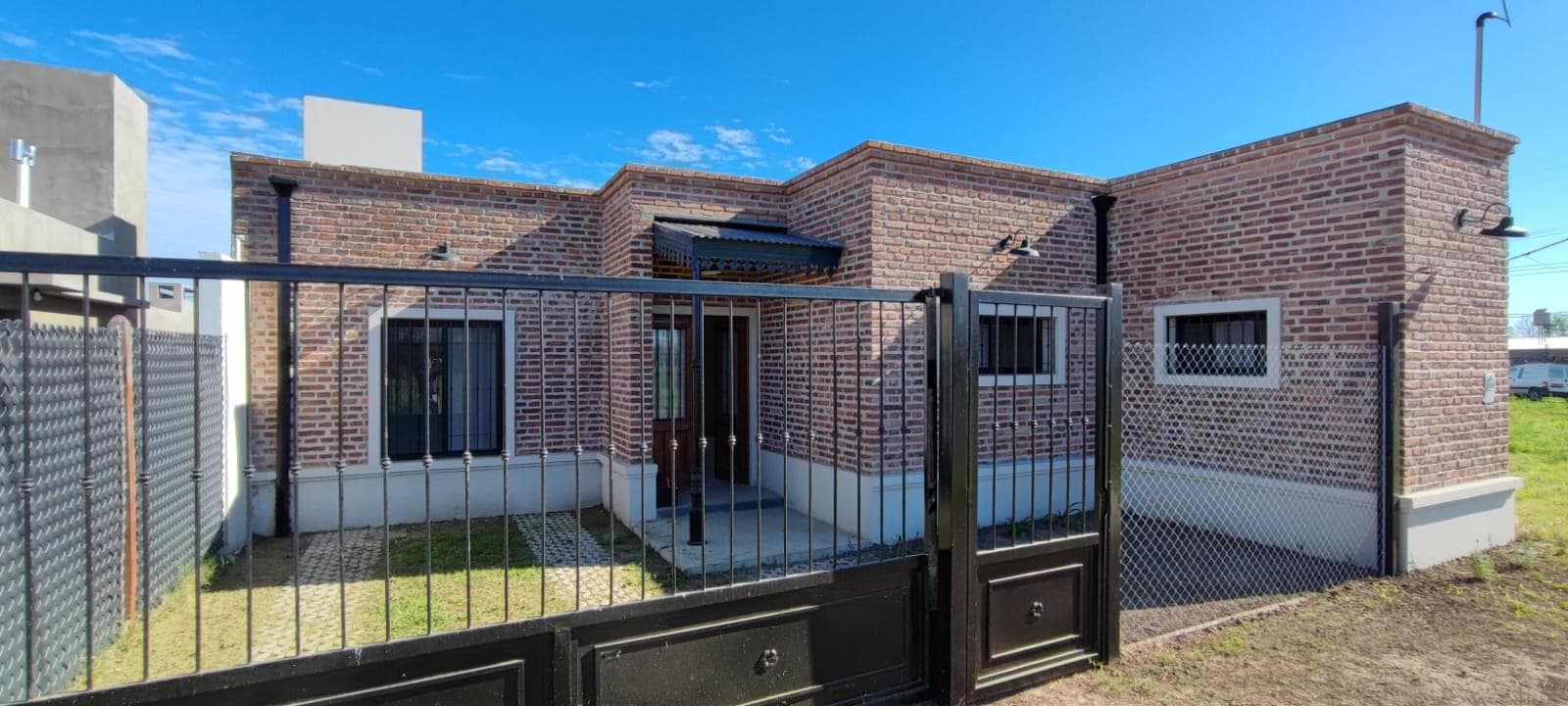 Casa a estrenar, Pueblo Esther - 1