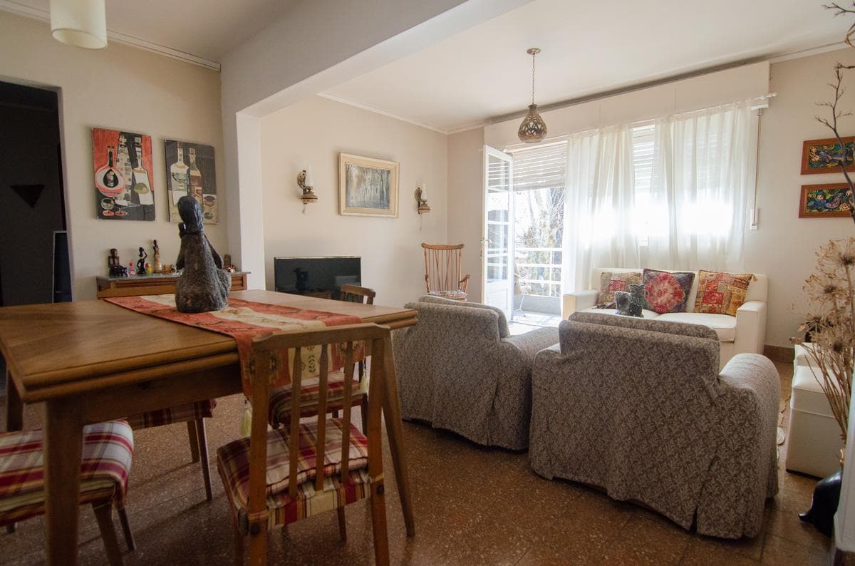 Casa de tres dormitorios con local comercial y quincho San Carlos de Bolívar - 1