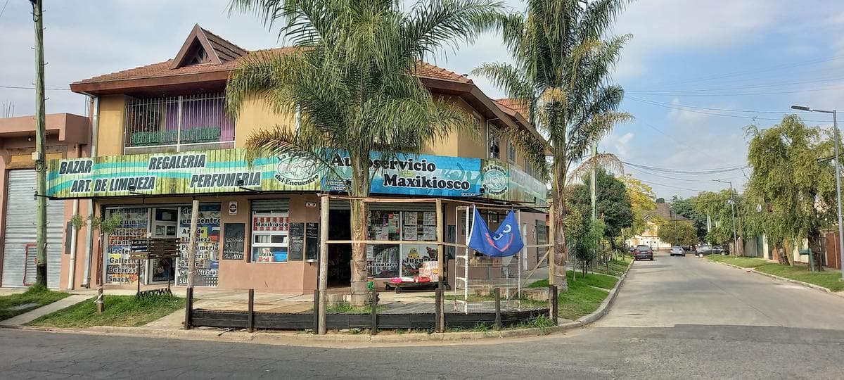 LOCAL COMERCIAL CON FONDO DE COMERCIO MAS CASA DE 4 AMBIENTES EN VENTA - 1