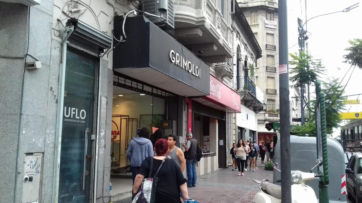 Venta con renta oficina en el centro de Flores CABA - 1